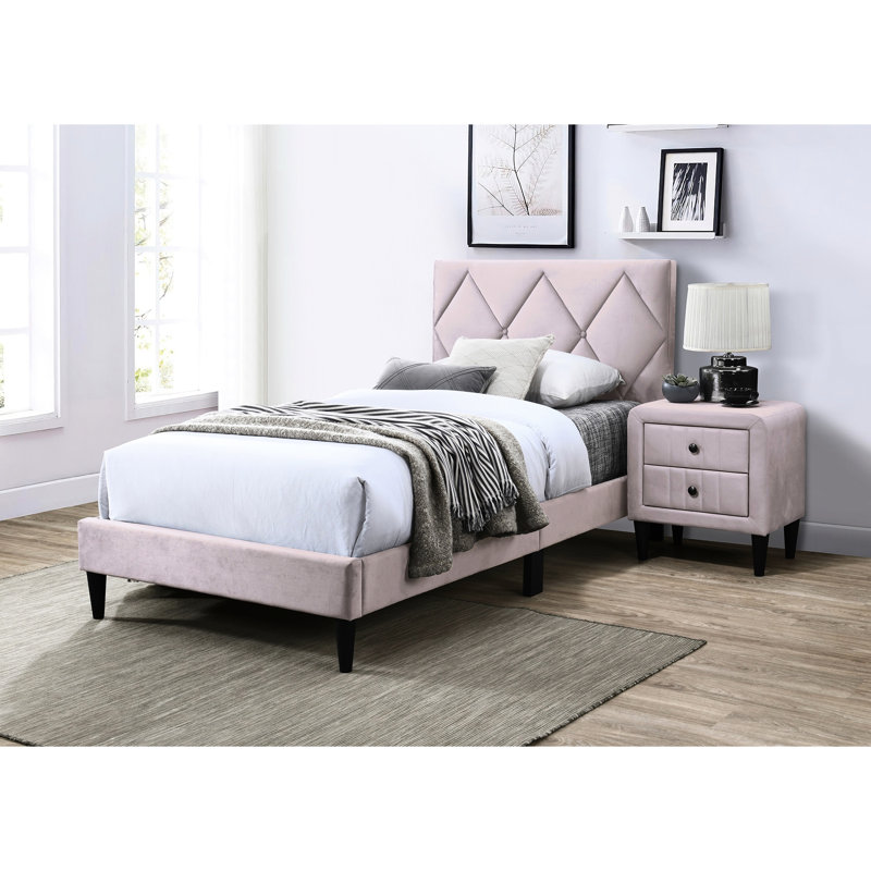 Table de chevet rose avec 2 tiroirs et une élégante armoire en velours pour une esthétique de chambre à coucher élégante