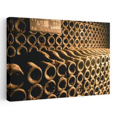 Gros plan sur des bouteilles de vin dans une cave à vin de Bollinger Ay