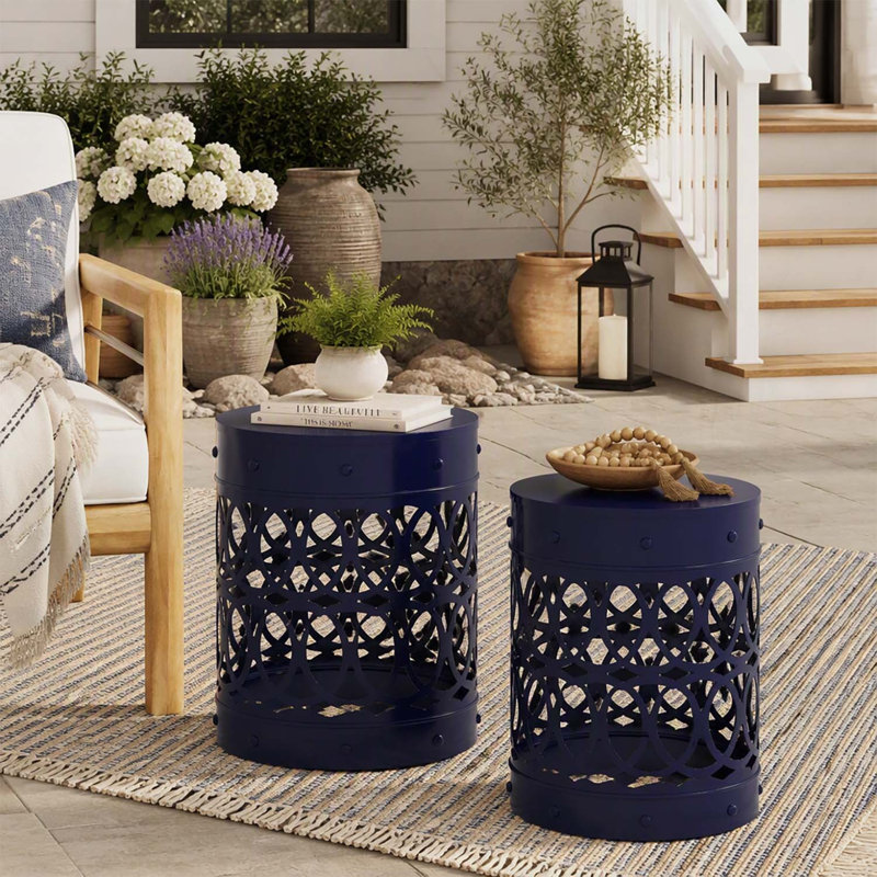Ensemble de tables d'appoint d'extérieur modernes en métal avec un design élégant en fer découpé et un cadre durable à revêtement en poudre pour une utilisation à la fois élégante et fonctionnelle