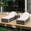 Méridienne: méridienne avec corde grise, table d'appoint tissée ajustable et compacte, corde confortable près de la piscine pour la terrasse: coussins en bois d'aspect meuble, conception portative