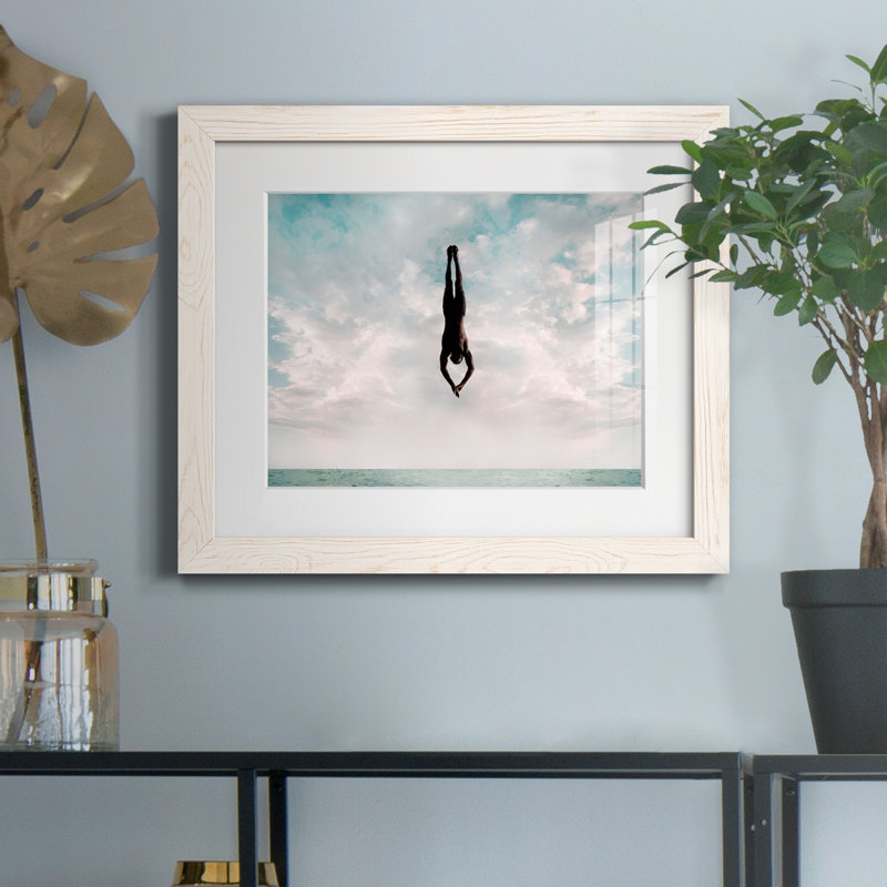 Cliff Diver par J Paul - reproduction de photo sur papier encadrée, H 20 po x l 17 po x P 1,5 po, Blanc