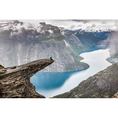 «Norvège Mountain Trolltunga» par Perszing1982 - Photographie sur toile tendue