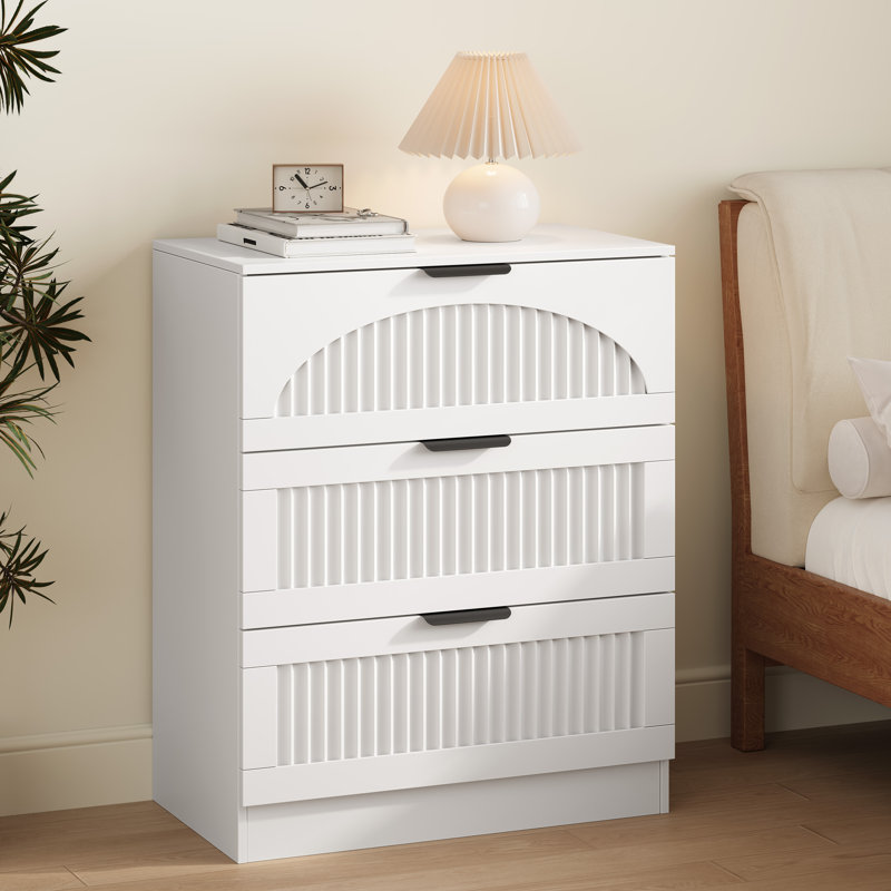 Table de chevet cannelée à 3 tiroirs de 60 cm de large avec poignées en métal, table de chevet en bois avec façades arquées pour chambre à coucher