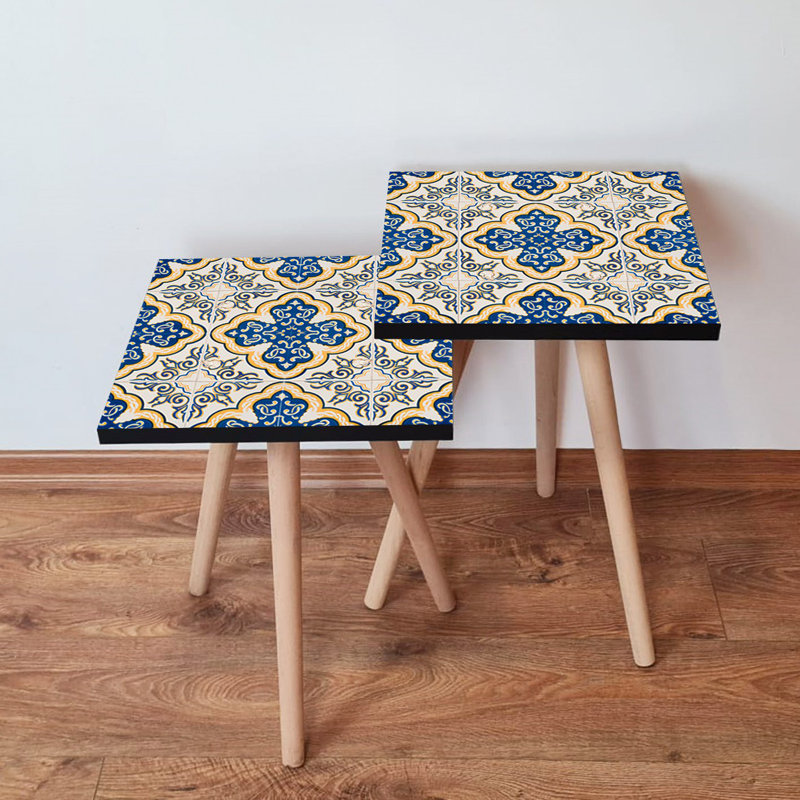 Ensemble de 2 tables gigognes élégantes, bleu marine et jaune, 13,8 po x 18,5 po x 13,8 po et 13,8 po x 16,5 po x 13,8 po | 100% panneau de fibres à densité moyenne avec pieds en bois de hêtre | Conception géométrique orientale, élégante et fonctionnelle pour le salon ou le bureau