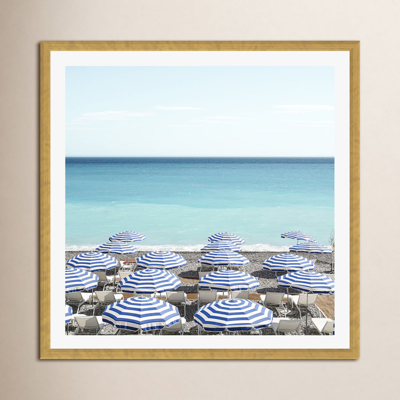Photo de parasol bleu par Henrike Schenk, H 30 po x l 30 po x P 0,75 po, Papier avec cadre doré, Oui
