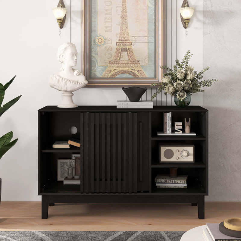 Buffet de style campagnard cannelé, fabriqué avec des pieds en bois massif et des portes doubles, fonctionne comme meuble télé