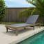 Chaise longue d'extérieur Liam, assise en filet de 78 pouces, structure en bois d'acacia gris foncé