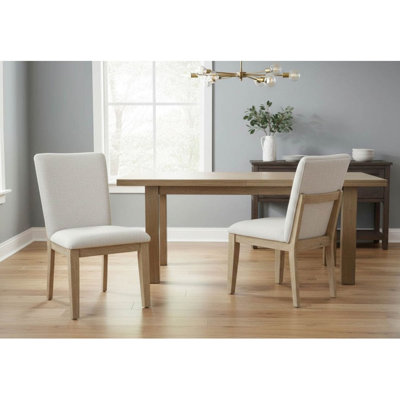 Finition en chêne de 2 chaises de salle à manger rectangulaires avec tissu beige, dossier solide et assemblage rapide dans l'atmosphère de la pièce. Revêtement décontracté, revêtement en tissu, structure en bois d'hévéa