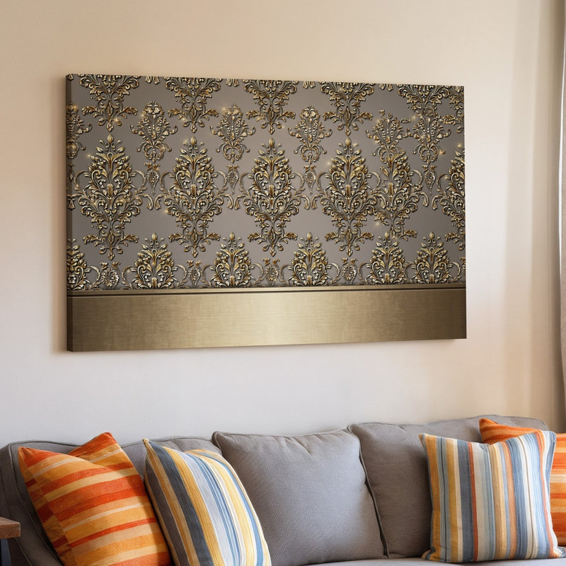 La toile crée un design de papier peint élégant avec un motif damassé complexe en or chatoyant contre un taupe doux