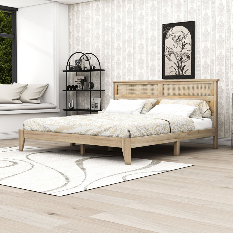 Lit plateforme en bois avec tête de lit en rotin, King