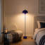 Lampe sur pied industrielle de style industriel avec abat-jour bleu et interrupteur au pied-23387962