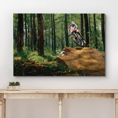 Motocycliste dans la forêt, photographie d'athlètes sportifs contemporains, images ultra urbaines