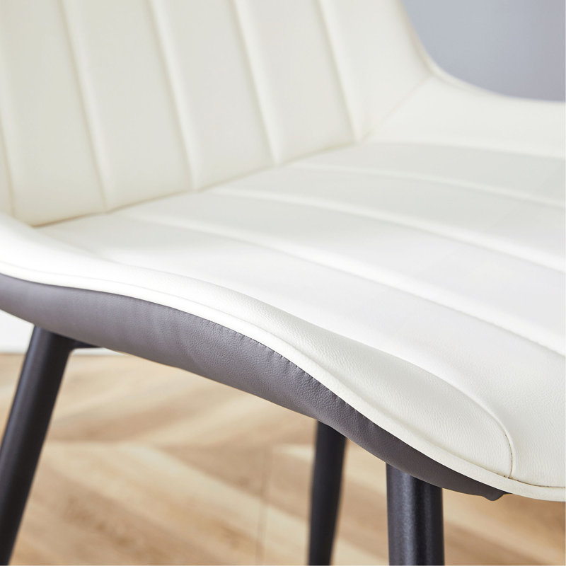 Ensemble de quatre chaises de salle à manger en polyuréthane avec coussin d'assise extensible. Design épuré. S'intègre harmonieusement à différents styles de décoration intérieure modernes. Couleurs foncés.