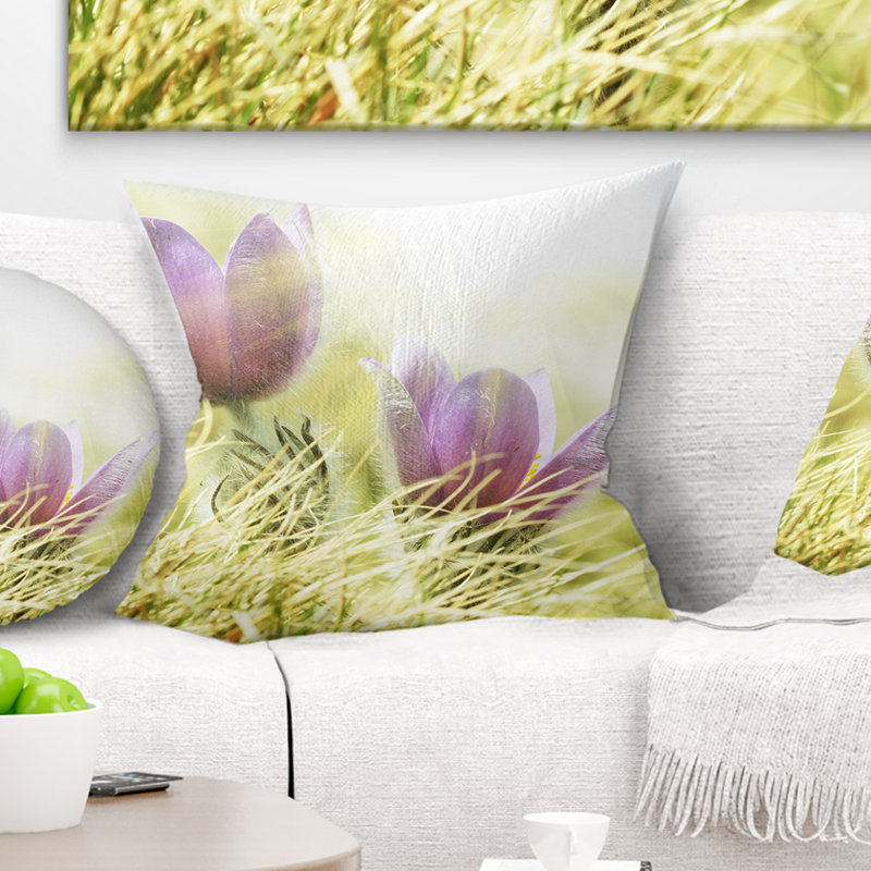 Grandes fleurs mauves dans l'herbe verte - coussin à imprimé floral, 18 po x 18 po, Coussin décoratif
