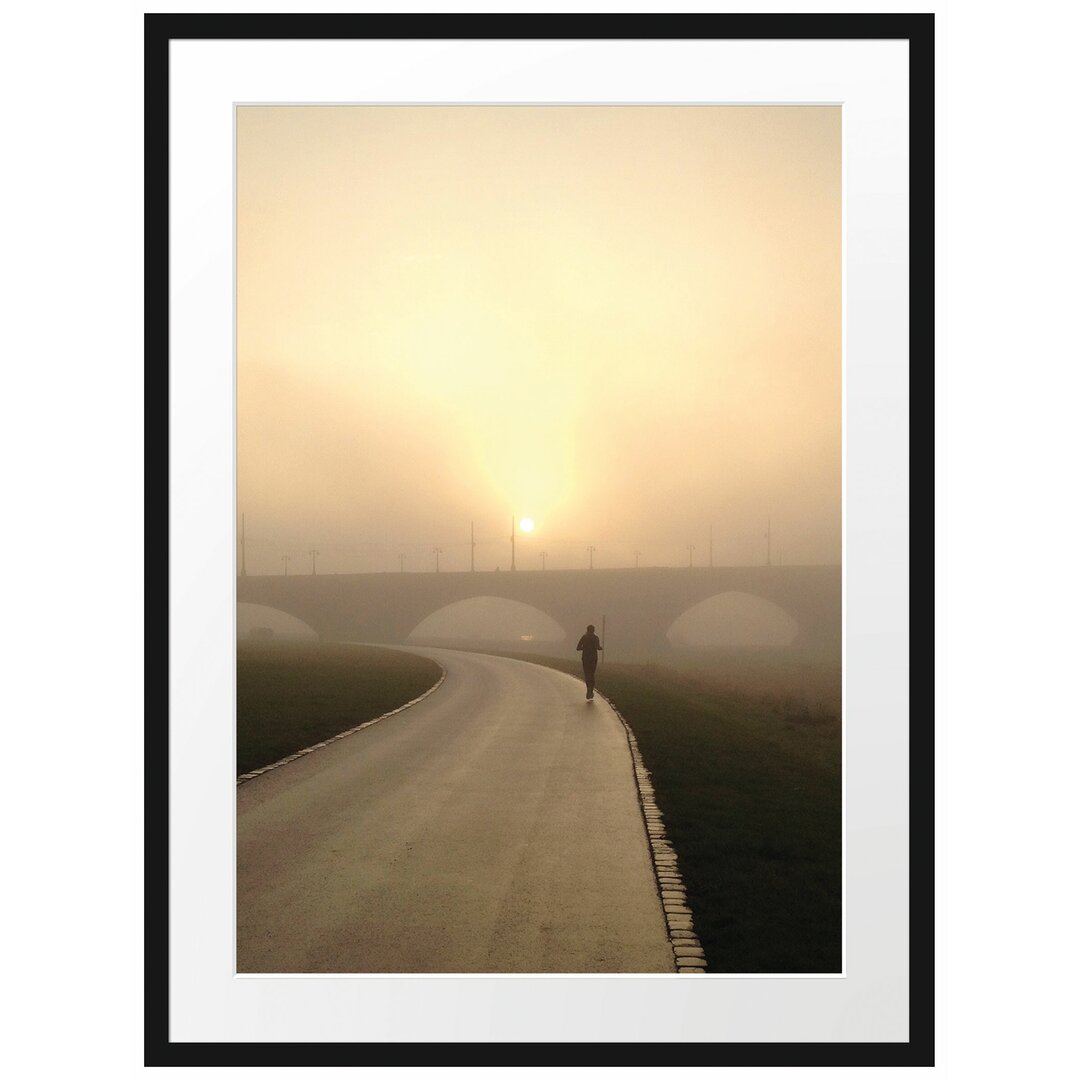 Gerahmtes Poster Läufer im Morgengrauen