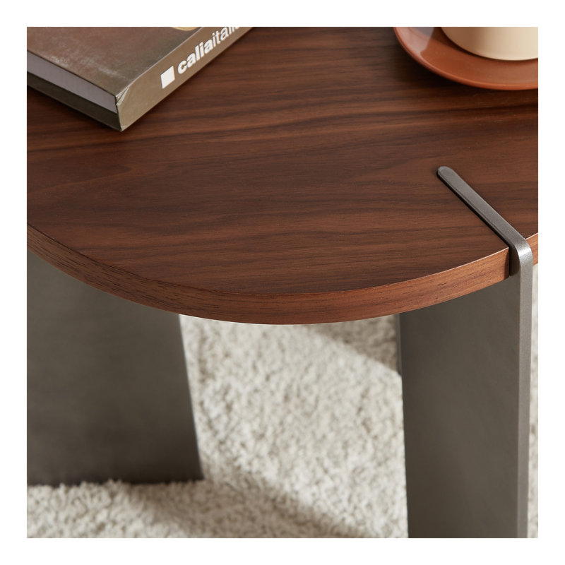 Table basse ronde en bois de noyer et pieds en métal noir, Brun