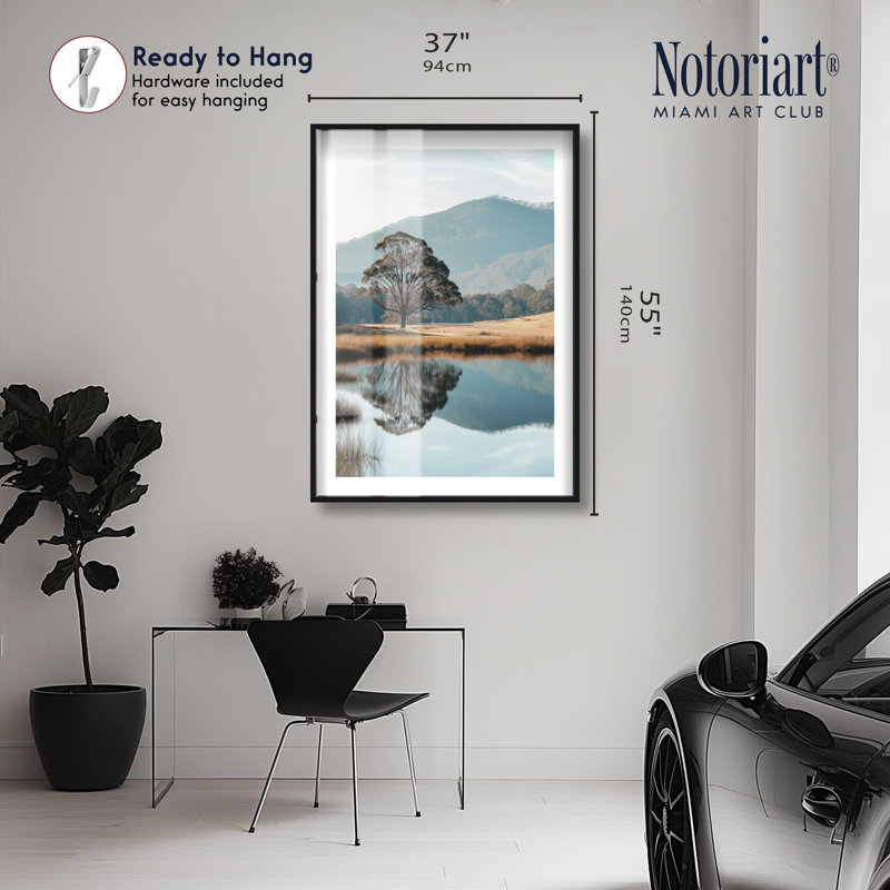 «Reflection Hill Beauty» par Notoriart, H 55 po x l 37 po, Noir