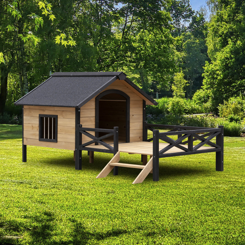Grand chenil extérieur en bois de style chalet avec porche