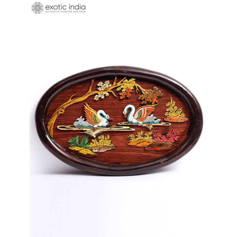 Cygnes flottants 3D de 18 po peints à la main de couleur naturelle sur panneau de bois avec incrustations - Art mural indien traditionnel fabriqué à la main Nature