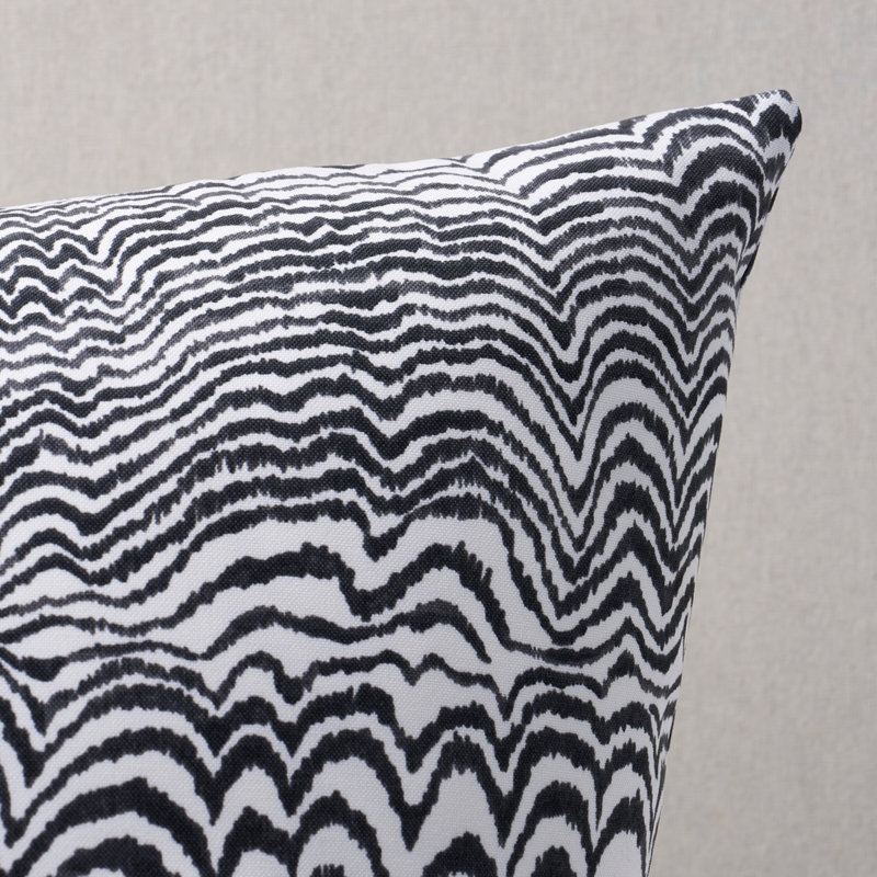 Coussin Schumacher x Trina Turk, Bleu, 20 po x 20 po