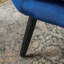 Fauteuil à oreilles bleu marine revêtu de velours de qualité, le style ajoute de l'élégance