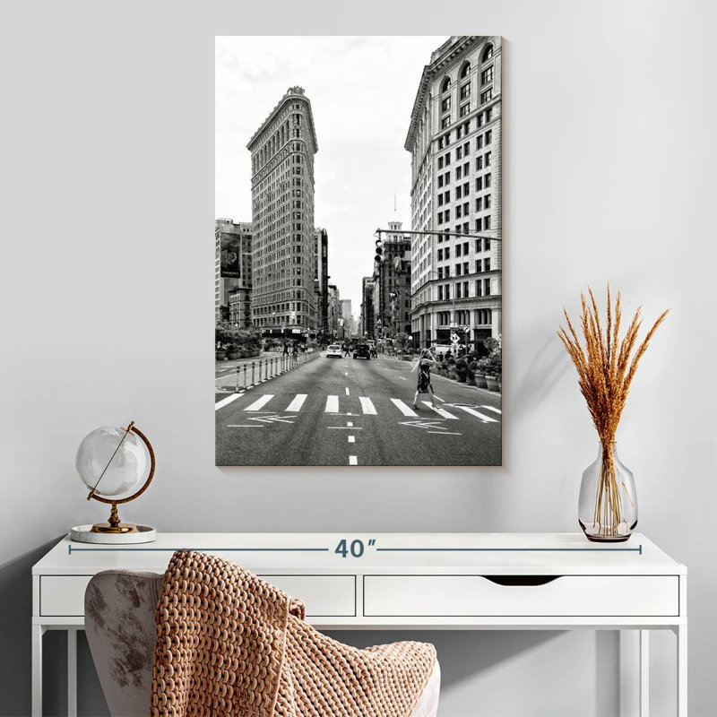 Aime The Flatiron Building, H 30 po x l 20 po