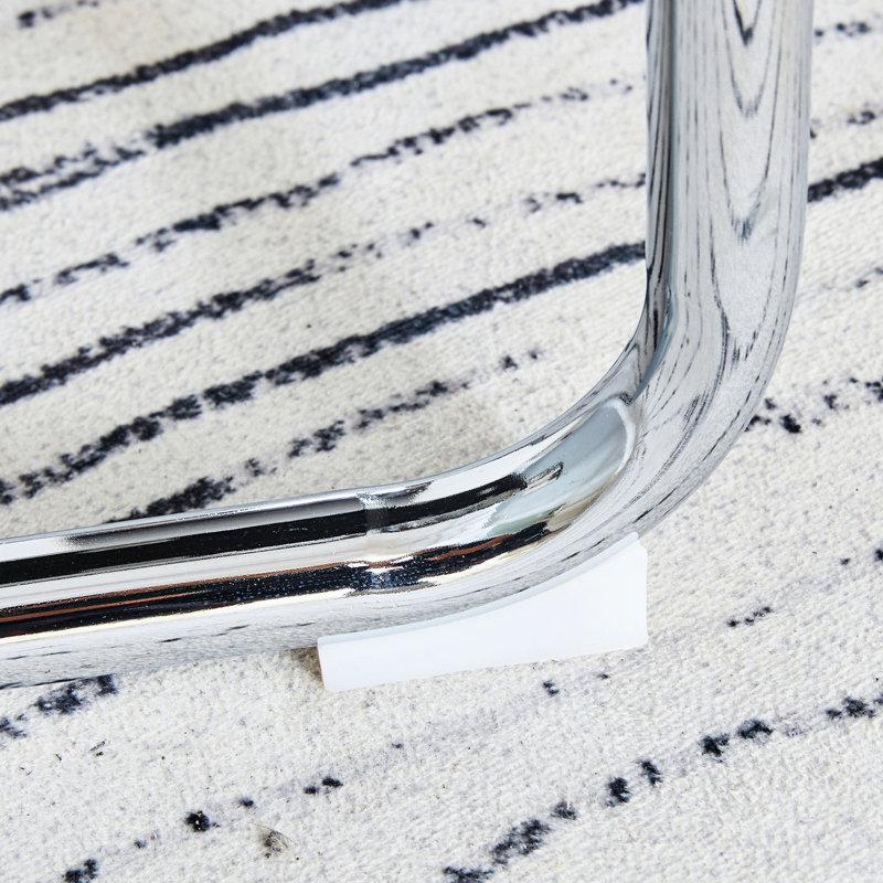 Table basse blanche avec élément tendance et 4 chaises en polyuréthane noires pour un style attrayant