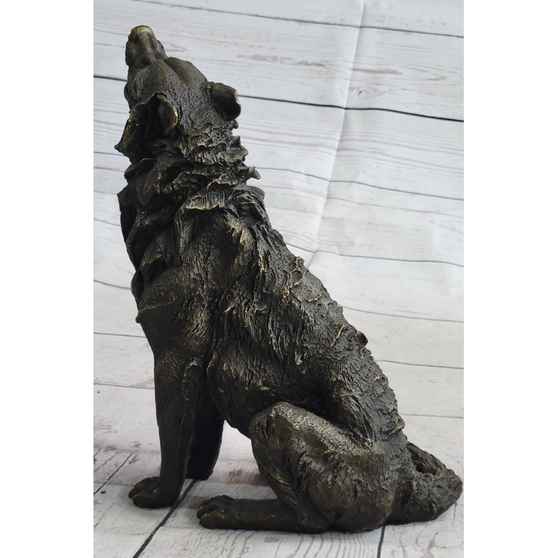 Loup Aaltien hurlant à la lune