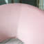 Chaise d'appoint intrigante en velours rose avec structure dorée captivante-185148163