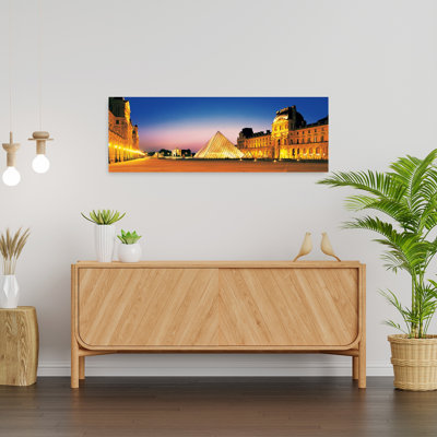 Louvre Paris, art contemporain abstrait au coucher du soleil, art mural