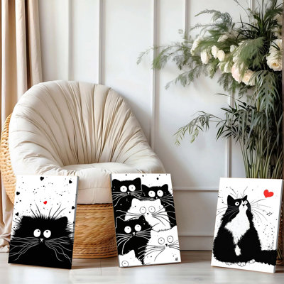 Ensemble de 3 affiches encadrées représentant d'adorables chats noirs et blancs, de style minimaliste et moderne, avec des cœurs décoratifs. Ces tableaux amusants de chatons, parfaits pour le salon, la chambre d'enfant ou toute autre pièce, sont légers et prêts à être accrochés.
