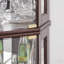Vitrine de coin de style antique pour le salon - standard-130488808