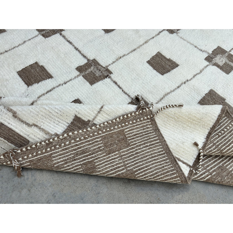 Tapis contemporain fait à la main de style marocain, 100% laine naturelle. Options personnalisées disponibles