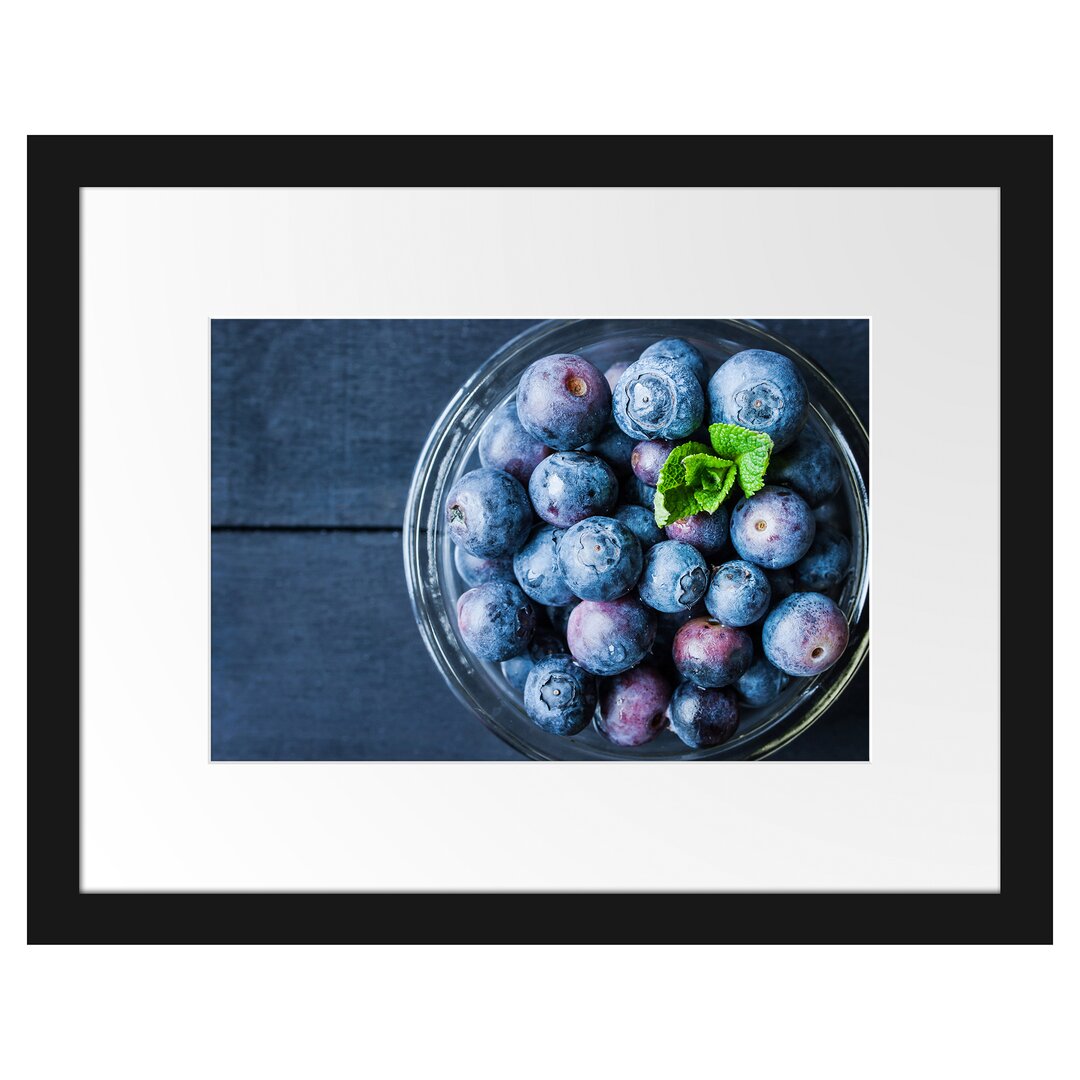 Gerahmtes Poster Glas mit frischen Blaubeeren