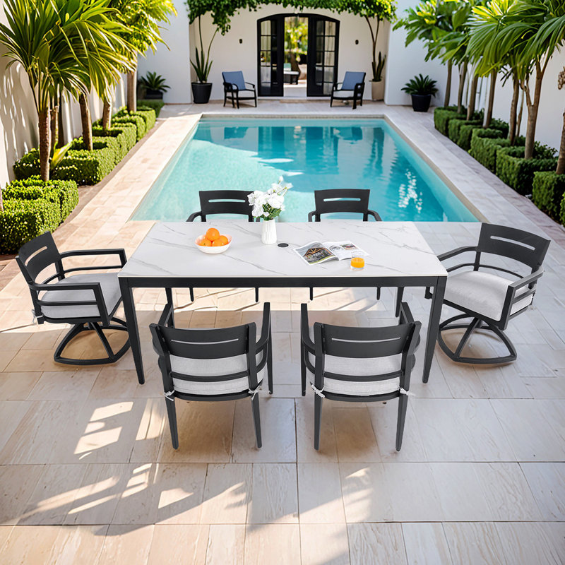 Ensemble de salle à manger d'extérieur moderne en aluminium de 7 pièces pour patio, table de salle à manger rectangulaire 35,5 po x 71 po, plateau en pierre frittée d'inspiration marbre blanc grec, noir Ember, 4 chaises et 2 chaises berçantes pivotantes, coussins Sunbrella