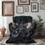 «Celestial Night Moth Whispers» - couverture en sherpa de qualité supérieure - reproduction d'art luxueuse-97406119