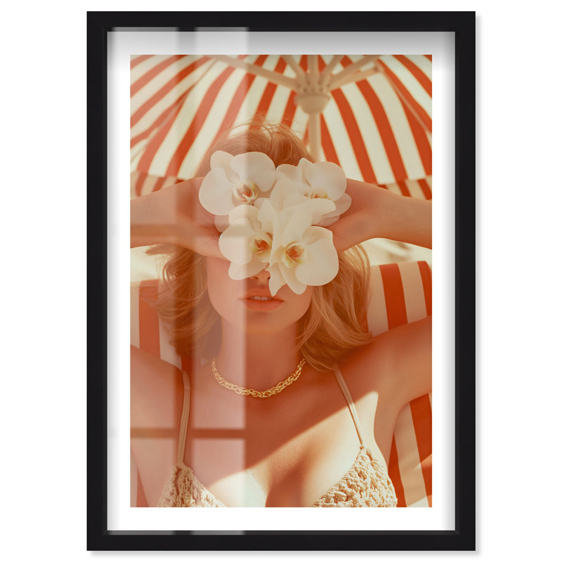 «Flower's Gentle Hold Shadowbox» par Notoriart, Noir, H 16 po x l 11 po