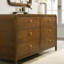 Ensemble de chambre à coucher en bois Ellum, lit plateforme très grand avec commode, miroir et deux tables de chevet au fini noyer-502409363