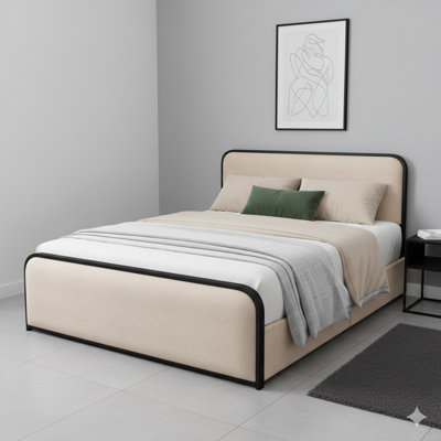 Structure de lit contemporaine en métal avec une tête de lit et un pied de lit courbés et rembourrés, comprenant 4 tiroirs de rangement, des lattes de soutien en métal robustes, un grand lit, une finition beige.