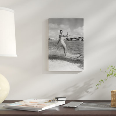 « années 1950 souriant femme dans le bain de bain d’eau », reproduction d’une main à l’œil d’une main sur toile tendue, reproduction de photo sur toile tendue