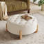 Repose-pieds rond capitonné 32 po avec pieds en bois massif, table basse moderne avec boutons capitonnés, lignes passepoilées, repose-pieds en chenille pour le salon-395992832