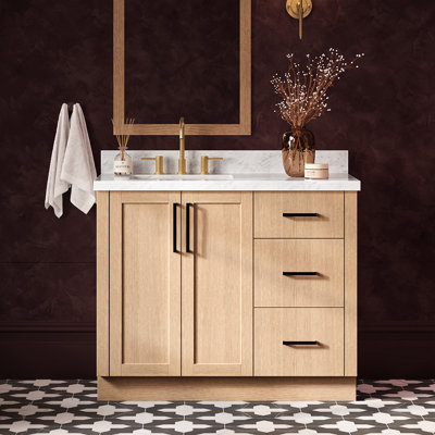 Meuble-lavabo rectangulaire simple décalé à gauche de 109 cm (43 po) avec comptoir en marbre blanc de Carrare de 3,8 cm (1,5 po) d'épaisseur et finition chêne naturel