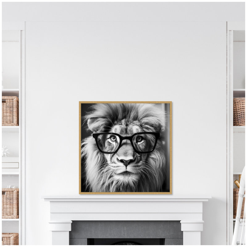 «Black and White Lion in Reading Glasses» par The Creative Bunch Studio, reproduction d'art sur toile encadrée, Jaune
