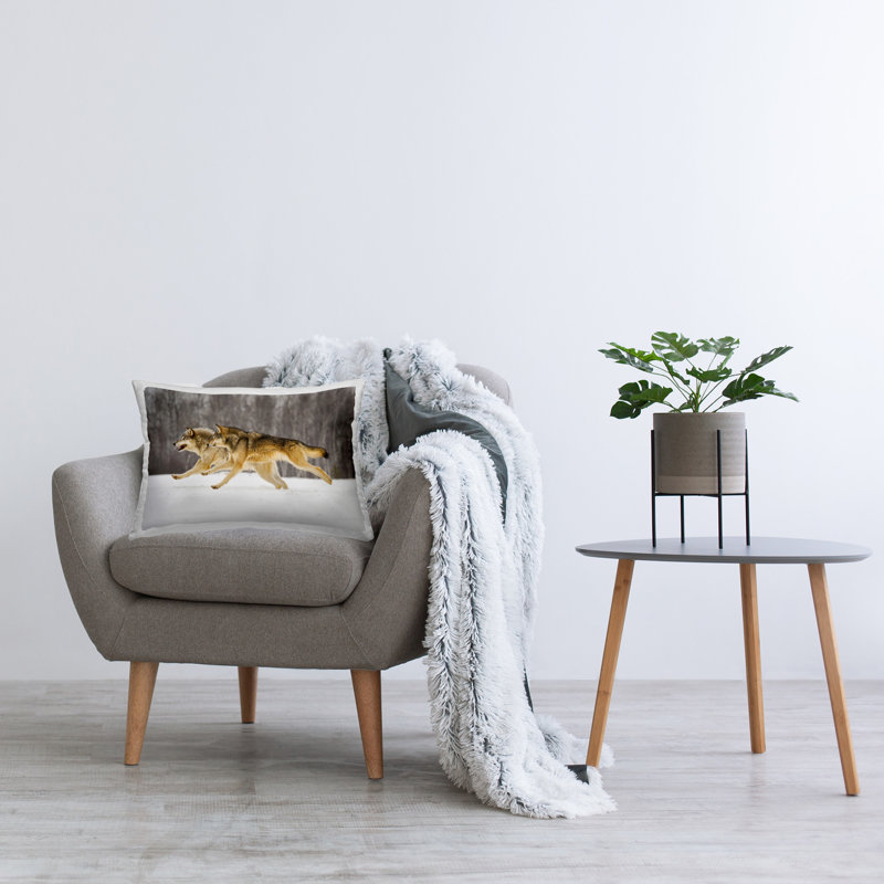 Design de coussin décoratif imprimé Dashing Wolves in Snow par Lisa Dearing