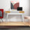 Bureau en bois avec deux tiroirs et une tablette ouverte de style Mid-Century moderne Aaron