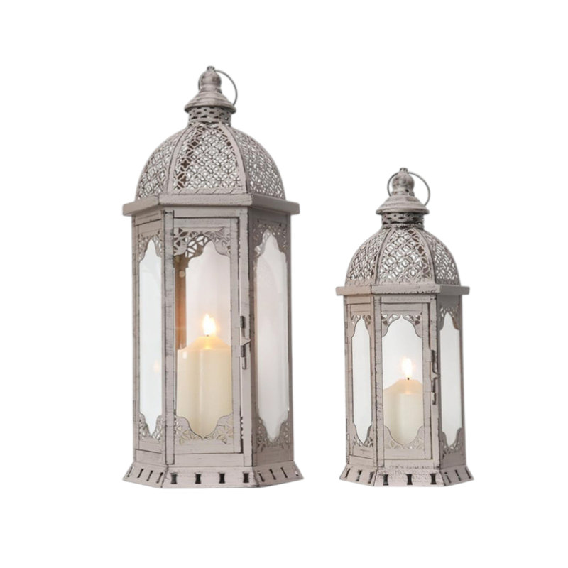 Ensemble de deux porte-bougies de table en métal ornés gris clair patiné