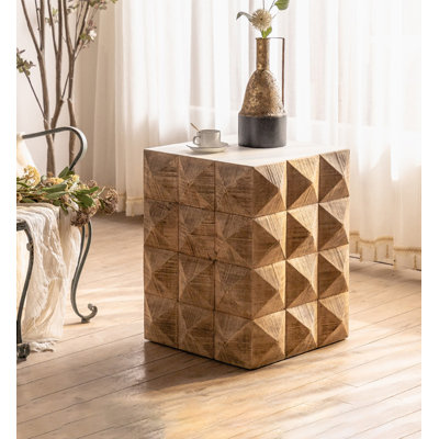 Table de bout cubique en bois sculpté, finition naturelle avec design à facettes 3D