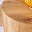 La table cylindrique avec sa conception à motif peut être facilement intégrée