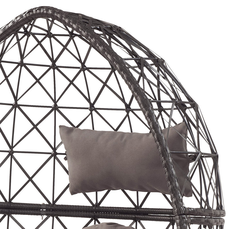 Chaise de patio gris clair et noire avec coussin rembourré