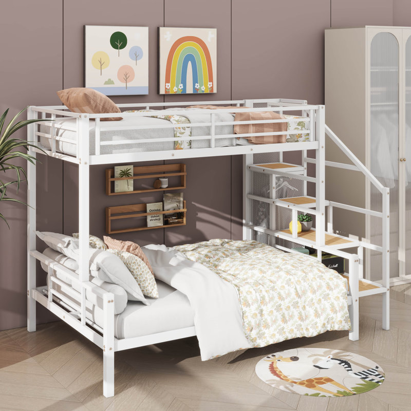 Un lit superposé en métal, comprenant un escalier de rangement et une garde-robe ouverte, Blanc